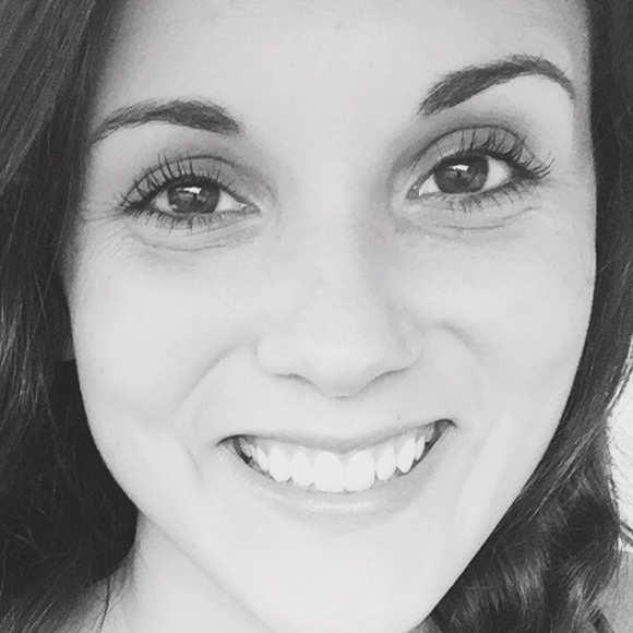 Profile Picture of Laura Caporaletti (@lauracap11) on Poshmark