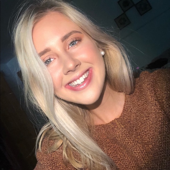 Profile Picture of Hannah Brougher (@hannahbrougher) on Poshmark