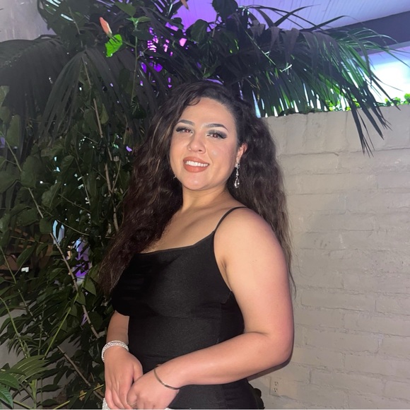 Profile Picture of Victoria Reynolds (@vreynolds2016) on Poshmark