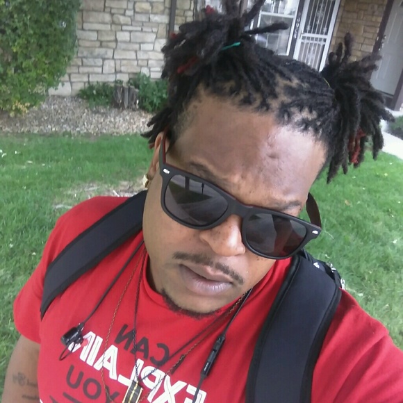 Profile Picture of Lonnell Frierson (@redyguap) on Poshmark