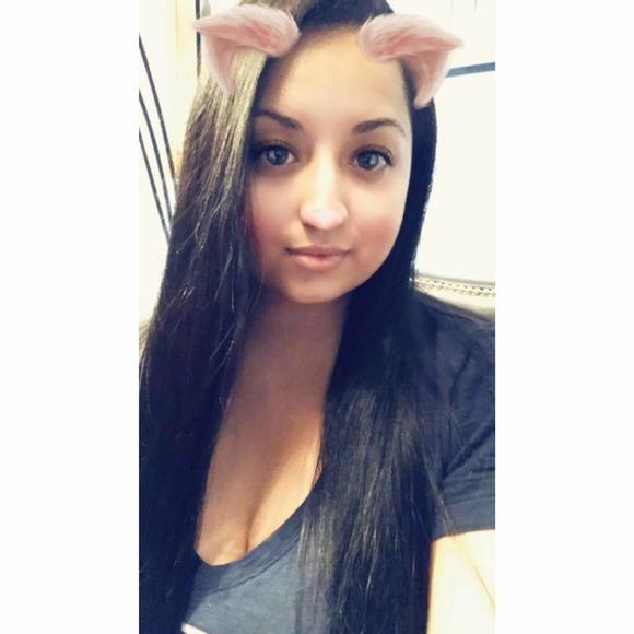 Profile Picture of Kary Kary (@karii0_o) on Poshmark