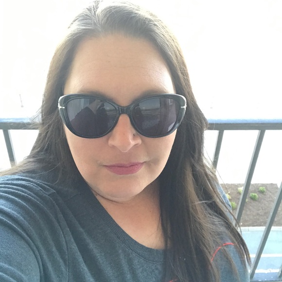 Profile Picture of Tina Casey (@tinacasey1985) on Poshmark