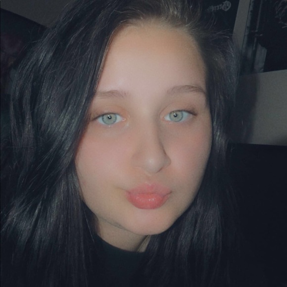 Profile Picture of Amber Pool (@apool0807) on Poshmark