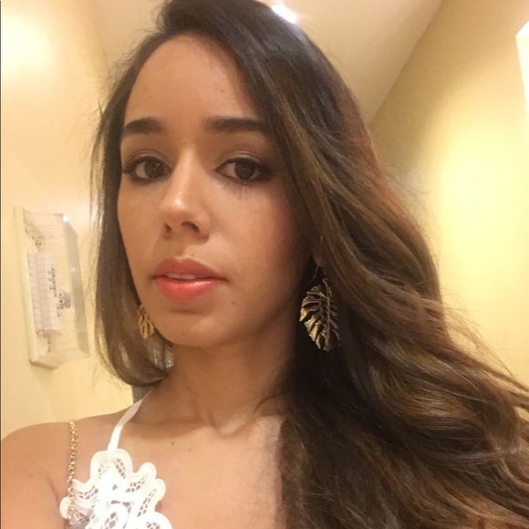 Profile Picture of Angelica Anaya (@gelicaanaya) on Poshmark