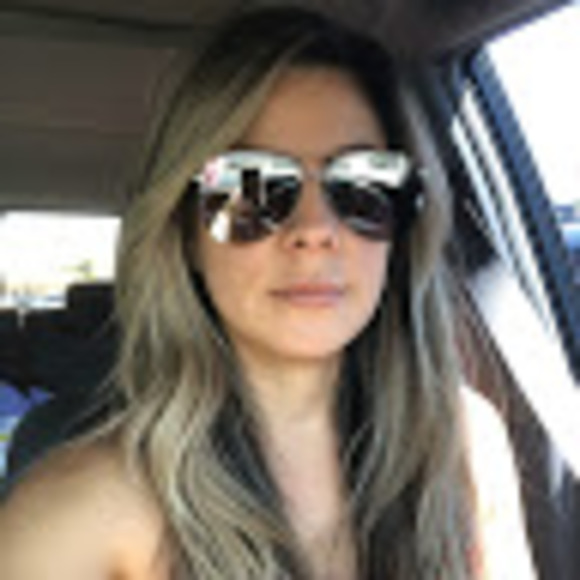 Profile Picture of Karina Yagi (@karinayagi20) on Poshmark