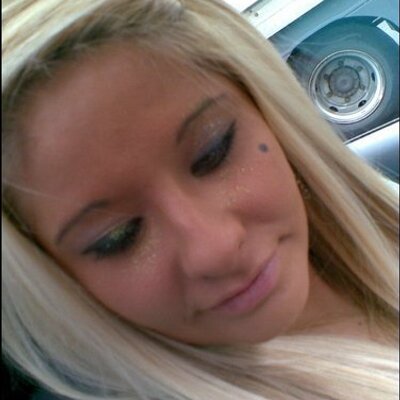 Profile Picture of Linzi Stephens (@iznilstephens) on Twitter