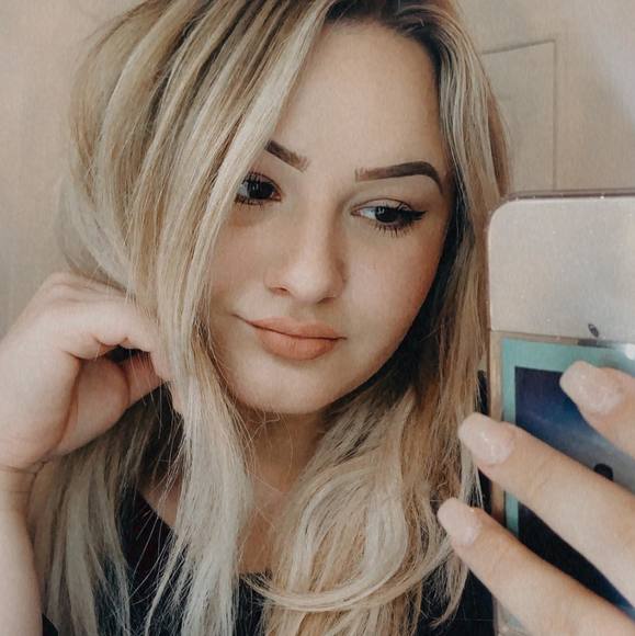 Profile Picture of Victoria Vasilchuk (@vvasilchuk) on Poshmark