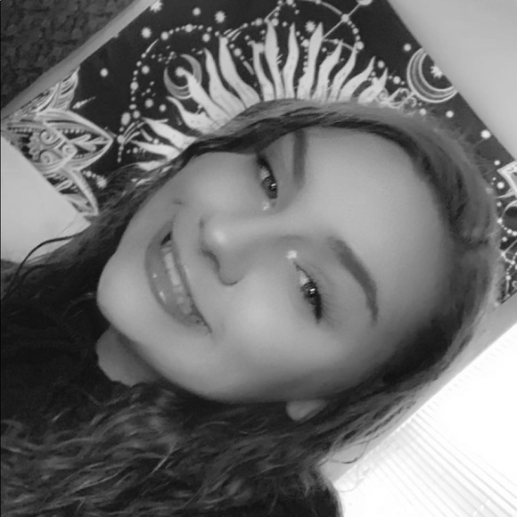 Profile Picture of Alexis Simmons (@alexisinez1024) on Poshmark