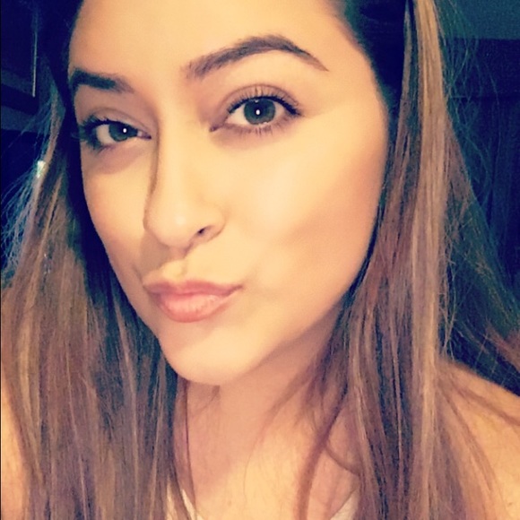 Profile Picture of Cynthia Cuellar (@cynthiacuellvr) on Poshmark