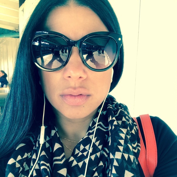 Profile Picture of Alexandra Hilario (@alexandrahil) on Poshmark