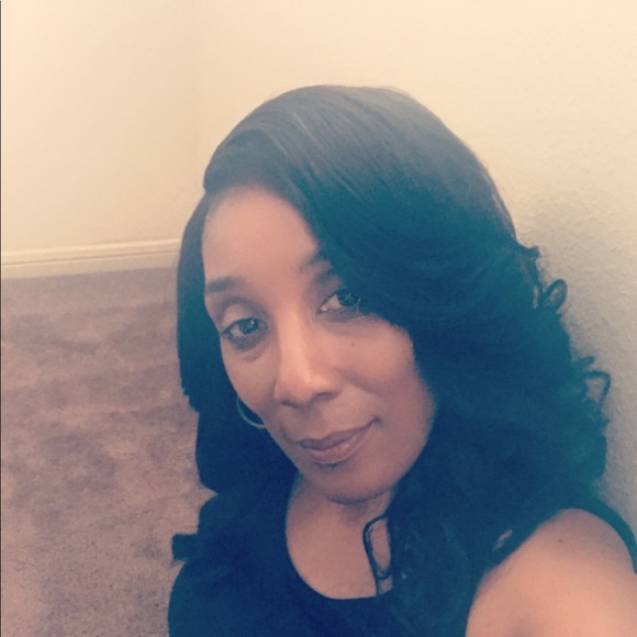 Profile Picture of Elyondia Jones (@gelyondia) on Poshmark
