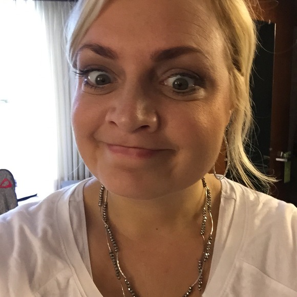 Profile Picture of Laura Bouchy (@laurabouchy) on Poshmark