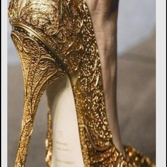 Profile Picture of Lara Alexander (@larapshop) on Poshmark