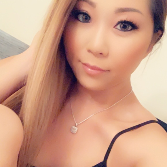 Profile Picture of Vivian Chow (@veechow) on Poshmark