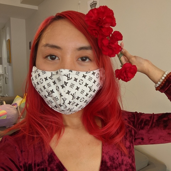 Profile Picture of Carolynn Nguyen (@magneticunicorn) on Poshmark