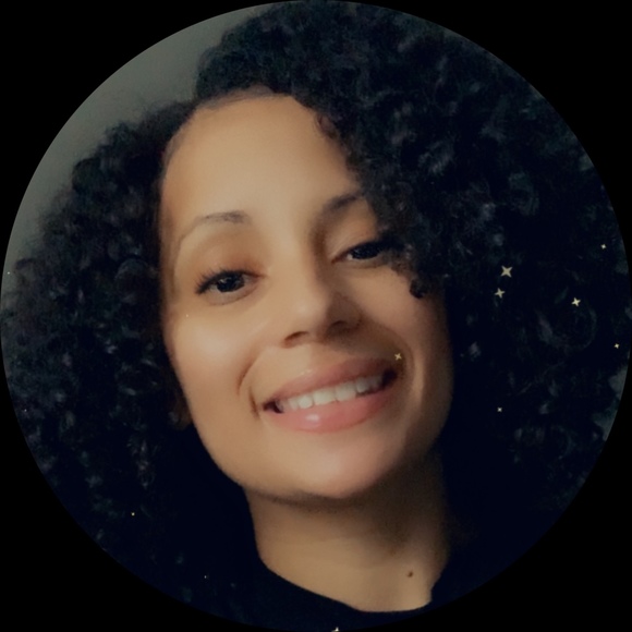 Profile Picture of Renée Sharp (@xopineapple520) on Poshmark