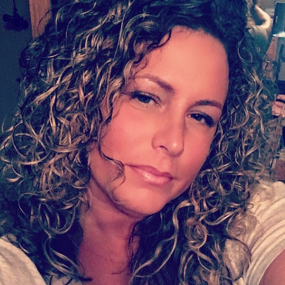 Profile Picture of Lesley Piacente (@lp1981) on Poshmark