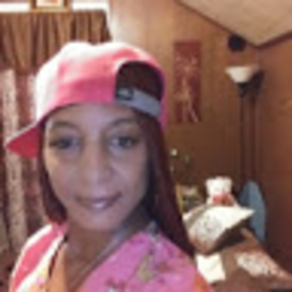 Profile Picture of Martina Giles (@martinagiles74) on Poshmark