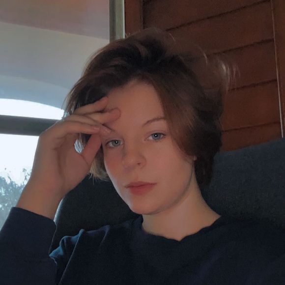 Profile Picture of Hannah Ghassimi-counasse (@hannah_robi) on Poshmark