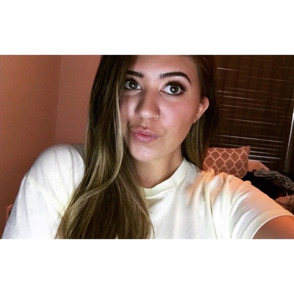 Profile Picture of Melissa Abate (@melissa_abate) on Poshmark