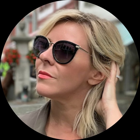 Profile Picture of Julia Baxter (@jewelofcanada) on Poshmark
