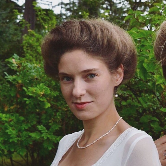 Profile Picture of Emily Zahasky (@livinginsong) on Poshmark
