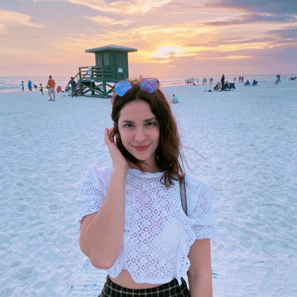 Profile Picture of Setenay Özcan (@setenayozcan) on Poshmark