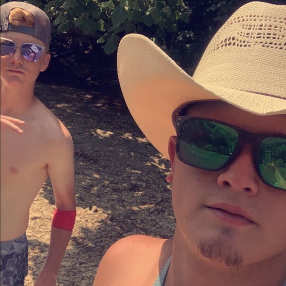Profile Picture of Andrew Cherry (@andrewcherry253) on Poshmark