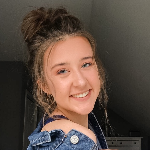 Profile Picture of Danielle Dejong (@danielle_dejong) on Poshmark