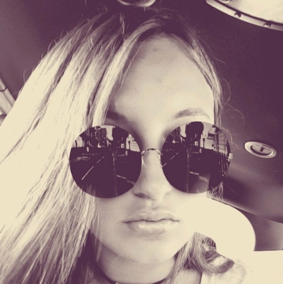 Profile Picture of Trinity Weaver (@trinityweaver) on Poshmark