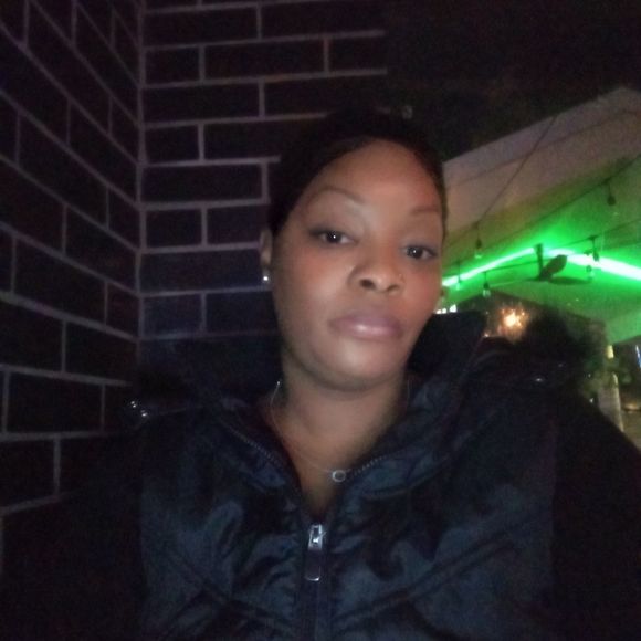 Profile Picture of Andresa Holzendorf (@5615842997) on Poshmark