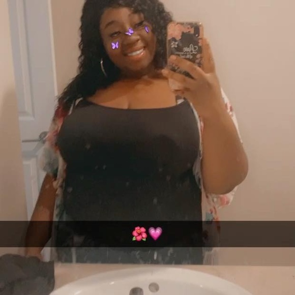 Profile Picture of Alexis Flemmings (@lexytrendyme) on Poshmark