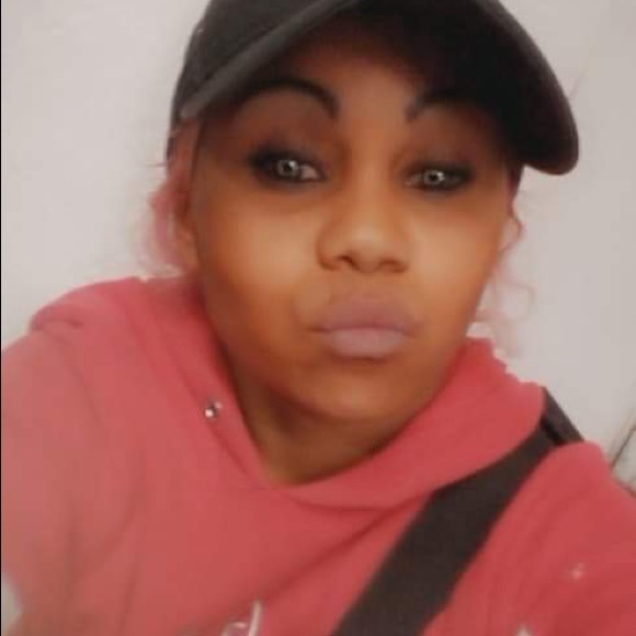 Profile Picture of Sharon Wiley (@sharonwiley521) on Poshmark