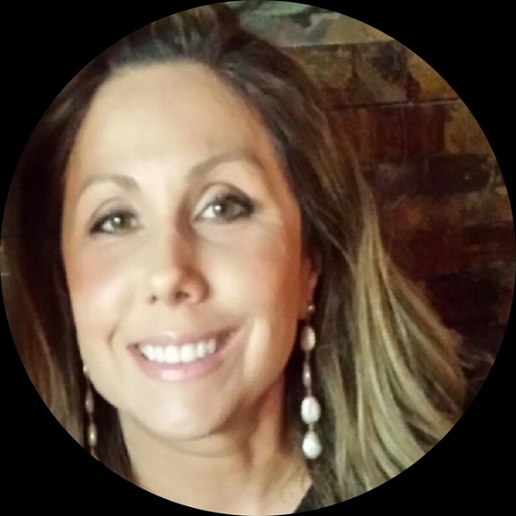 Profile Picture of Kris Delmauro (@delmak1) on Poshmark
