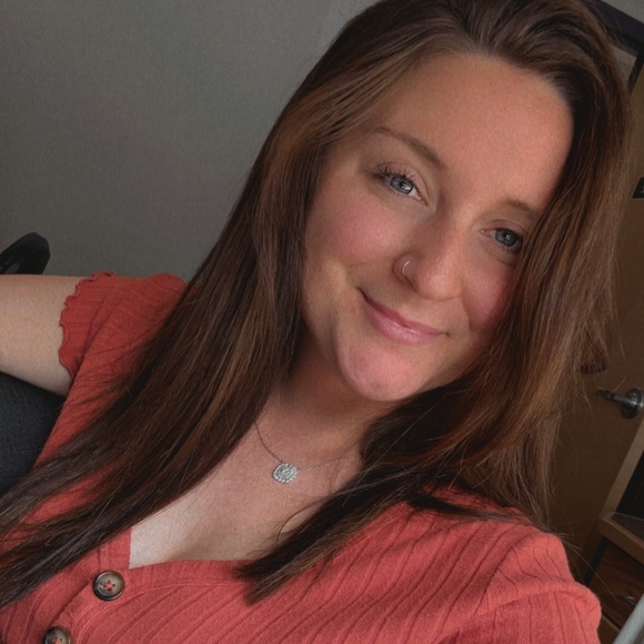 Profile Picture of Erin Whooley (@erinwhooley) on Poshmark