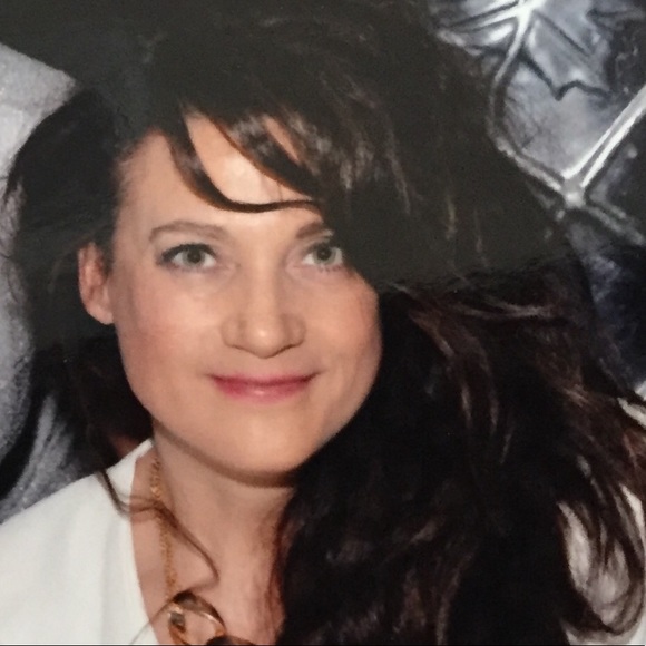 Profile Picture of Alaina Swanson (@bowsnroses) on Poshmark