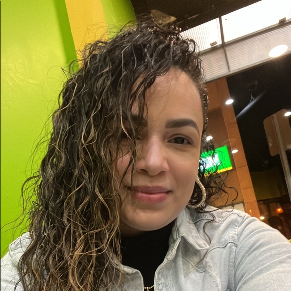 Profile Picture of Luz Hernandez (@luzhernandez361) on Poshmark