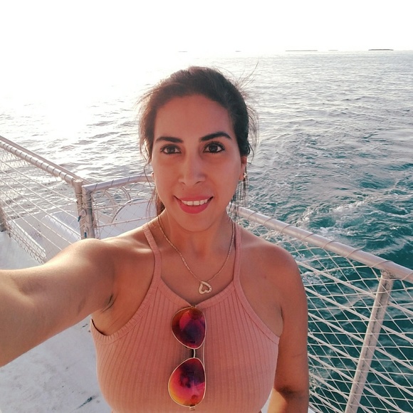 Profile Picture of Carla Alzamora (@carlaalzamora) on Poshmark