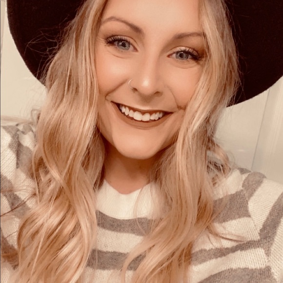 Profile Picture of Amber Colvin (@adcolvin18) on Poshmark