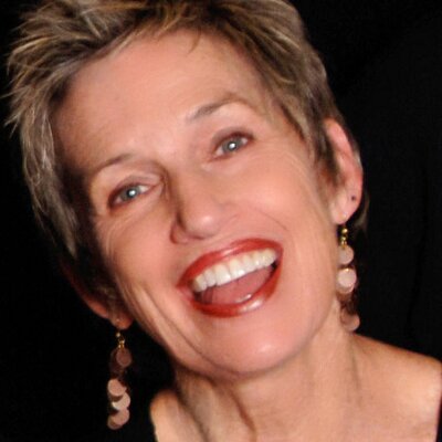 Profile Picture of Ellen Robinson (@emrsings) on Twitter