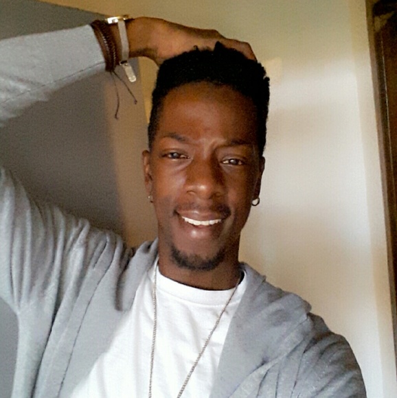 Profile Picture of Paul Hall (@thelatesttrendz) on Poshmark