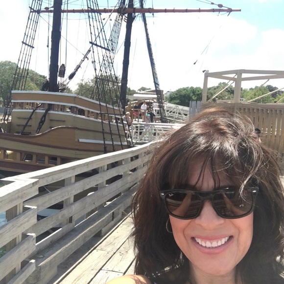 Profile Picture of Veronica Howe (@vrh102) on Poshmark