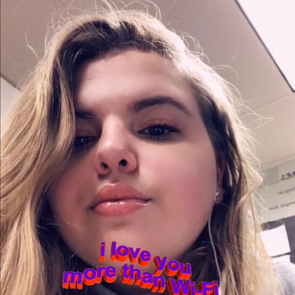 Profile Picture of Sami Maciolek (@sami_maci) on Poshmark