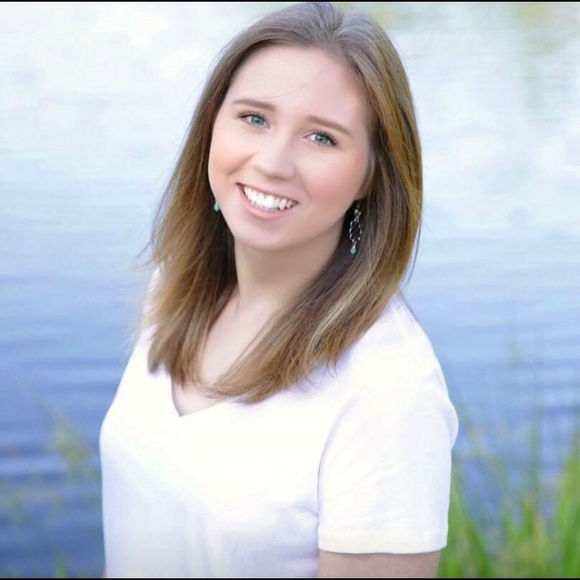 Profile Picture of Alexa Friedhoff (@alexafriedhoff) on Poshmark