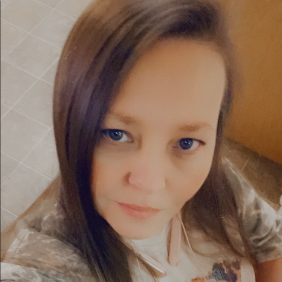Profile Picture of Amanda Gibbs (@ecicreations) on Poshmark