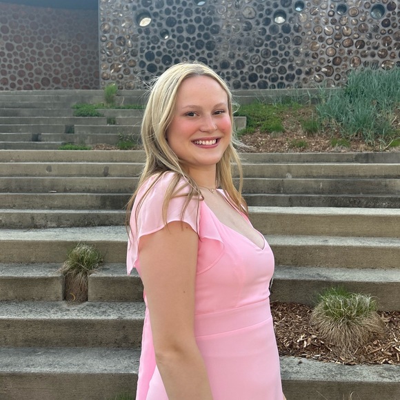 Profile Picture of Mari Hansen (@mhhansenn2) on Poshmark