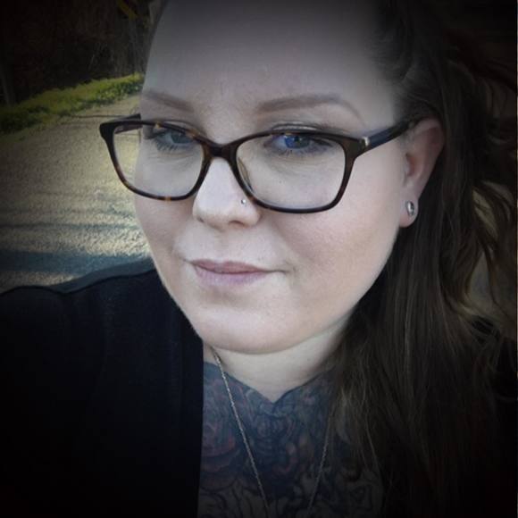 Profile Picture of Lenay Lucier (@lenayll) on Poshmark