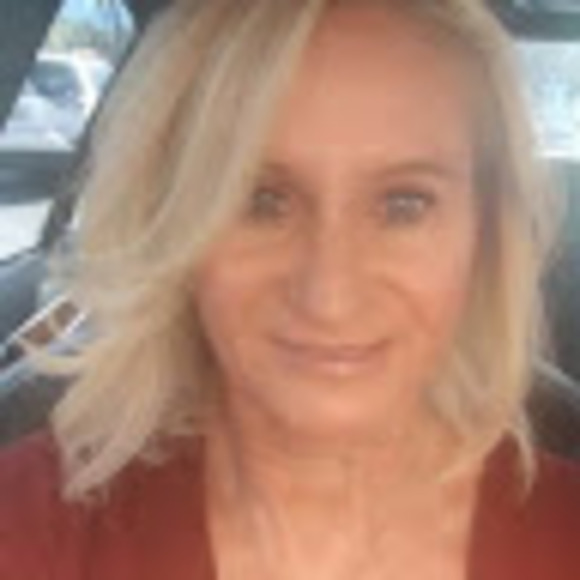 Profile Picture of Robyn Oeth (@rbo212121) on Poshmark