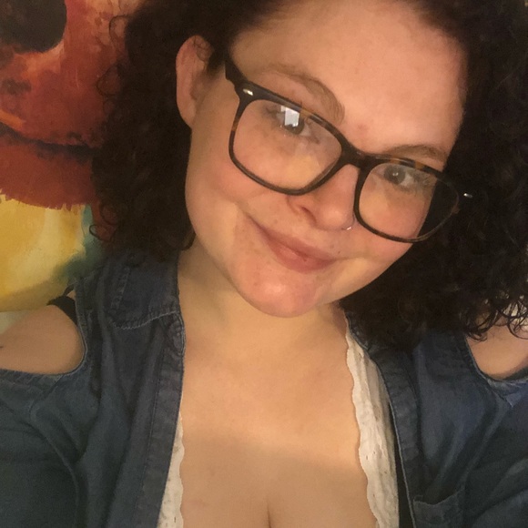 Profile Picture of Cassandra Davidson (@gingbread) on Poshmark