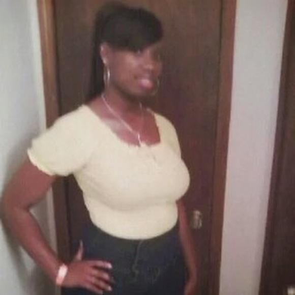 Profile Picture of Gwen Pettiway (@gpettiway) on Poshmark